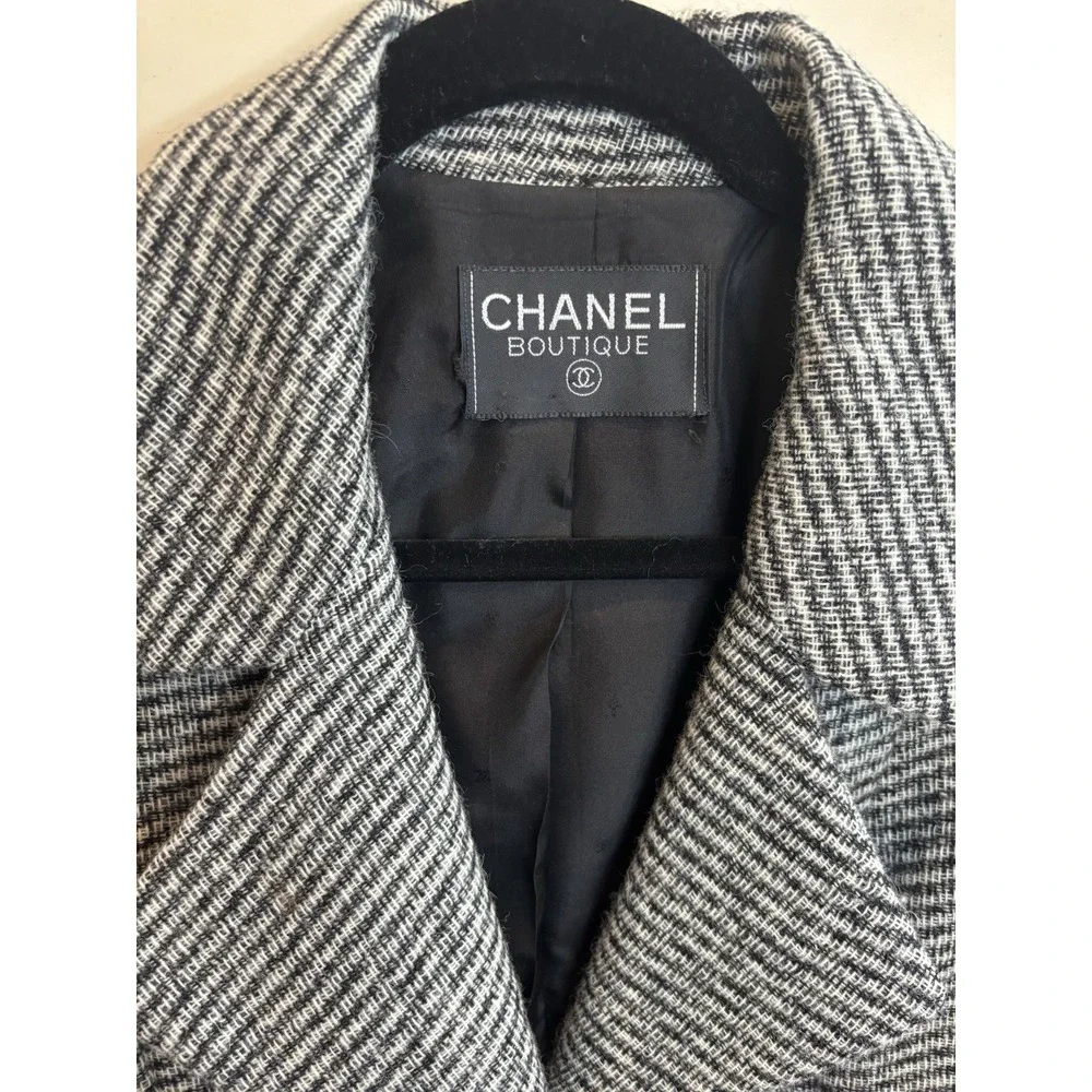 Chanel Boutique Vintage Wool Tweed Black White Jacket Chanel Buttons Collared Sm